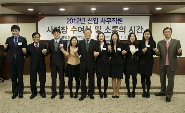 2012년 신입 사무직원 사령장 수여식 개최 (12.11) 이미지
