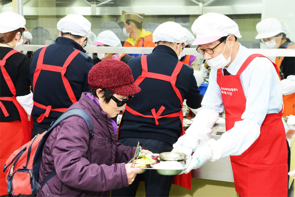 사장, 서울노인복지센터에서 급식 봉사활동 실시(12.23) 이미지
