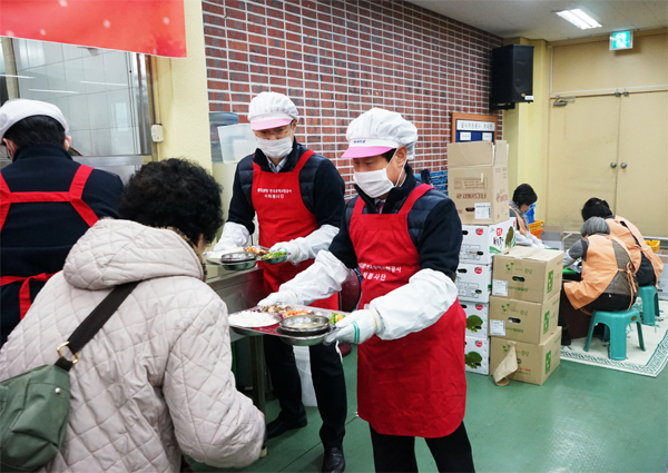 우리 공사, 서울노인복지센터에서 릴레이 급식 봉사활동 실시(12.29) 이미지