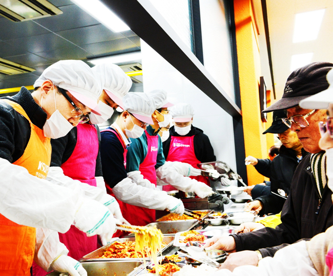 우리 공사, 서울노인복지센터에서 급식 봉사활동 실시(12.14)  이미지